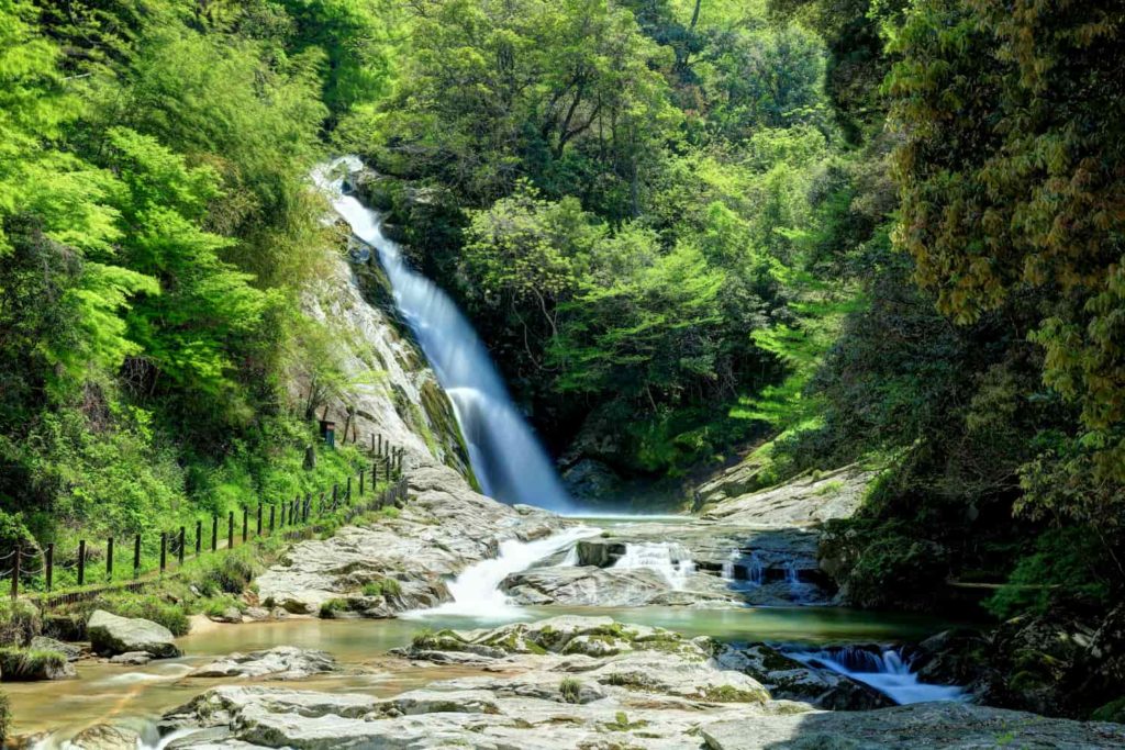 マイナスイオンを全身に感じて 夏の佐賀県でおすすめしたい滝 峡谷9選 格安航空券モールコラム